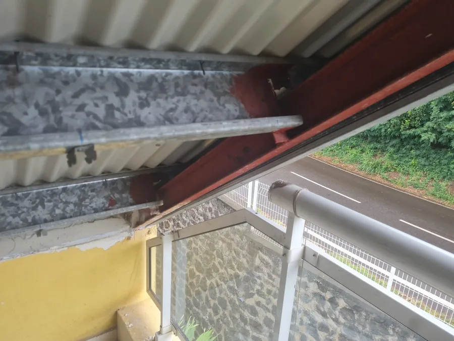 La structure métallique du faux plafond pendant le chantier, anciennes lames retirées