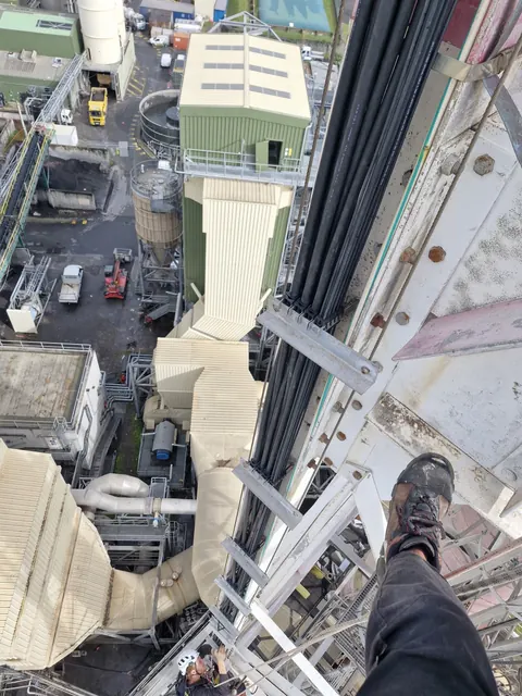 Vue plongeante depuis l'armature de la cheminée de la centrale de Bois-Rouge sur les installations