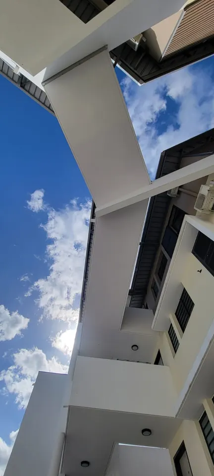 La même sous-face de balcon, propre et blanche
