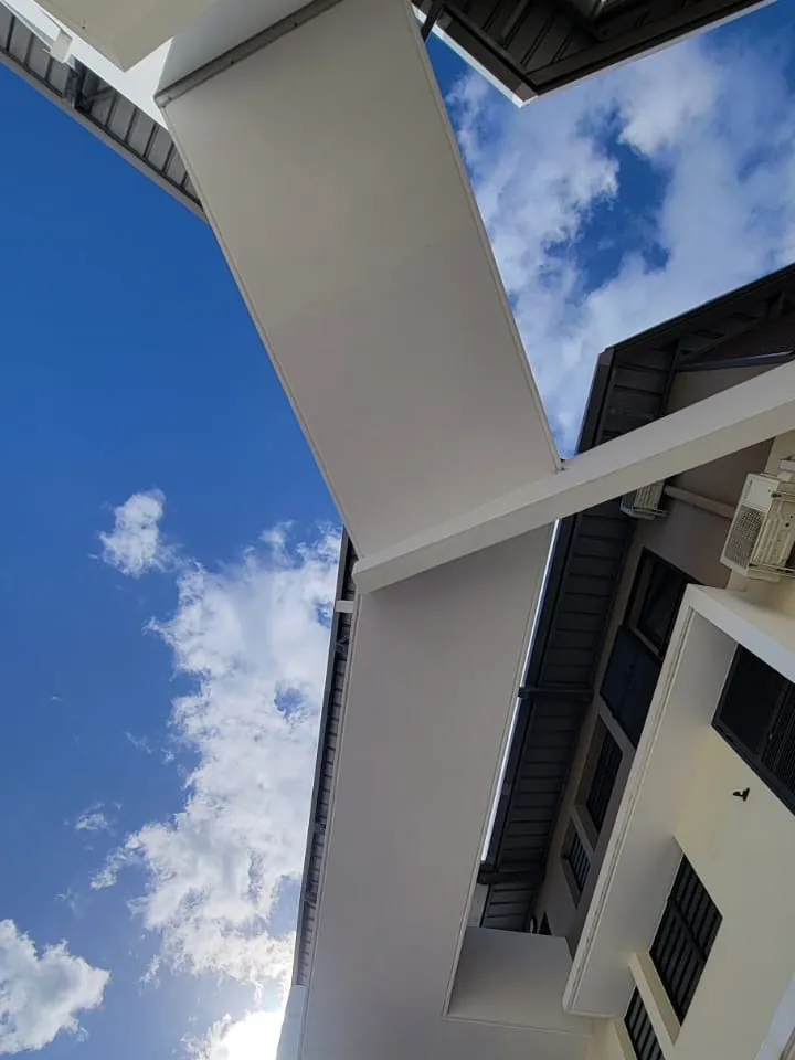 La même sous-face de balcon, propre et blanche